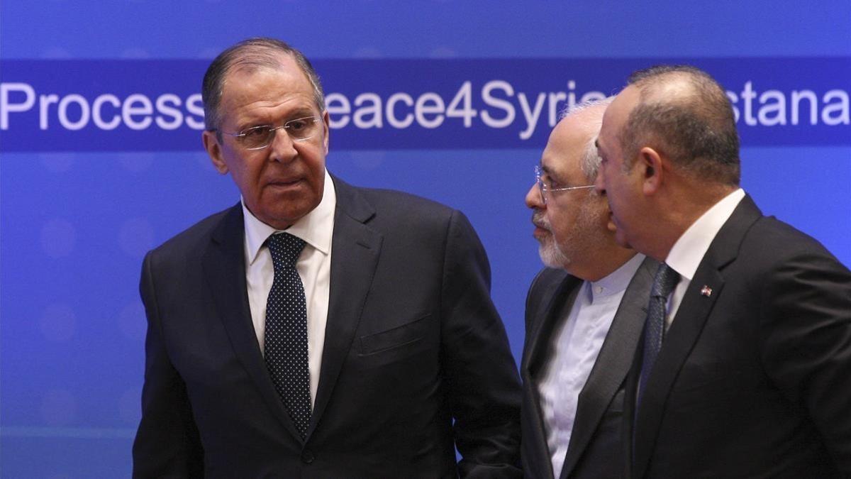 Serguéi Lavrov (izquierda), ministro ruso de Exteriores, en una reunión sobre Siria en Astaná (Kazastán), el 16 de marzo.