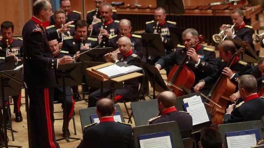 El coronel Blasco dirige la Banda Sinfónica, ayer, en el Auditorio.