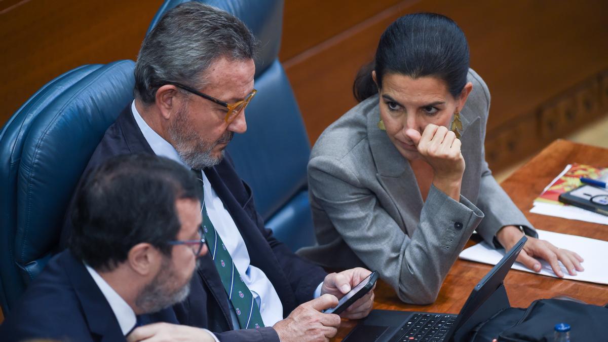 Rocío Monasterio habla con José Antonio Fuster en la Asamblea de Madrid.