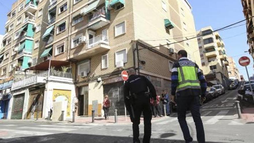 La Policía ayer frente al inmueble.