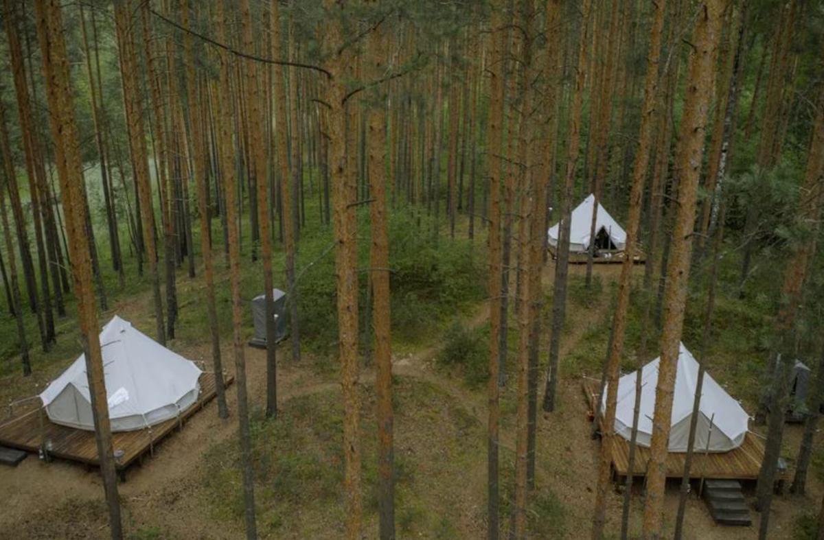 Las tiendas están en un bosque cerca de Cala Gració