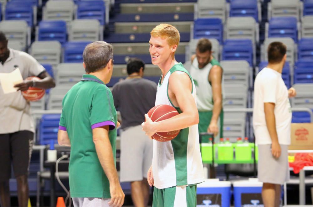 La plantilla del Unicaja vuelve a los entrenamientos bajo las órdenes de Joan Plaza para comenzar a preparar la temporada.