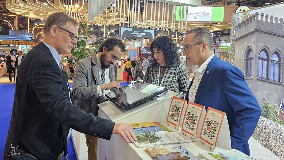 La alcaldesa de Tavernes y el edul de Turismo, en una reunión de trabajo en al Feria de Turismo de Londres