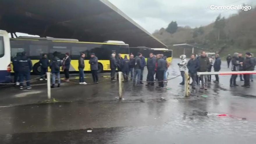 Huelga de autobuses en Santiago: los piquetes vuelven a impedir salir a los servicios mínimos de Amio