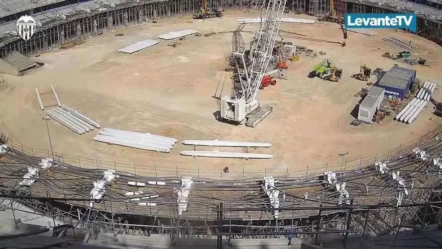 El Nou Mestalla inicia el izado de la futura cubierta del estadio