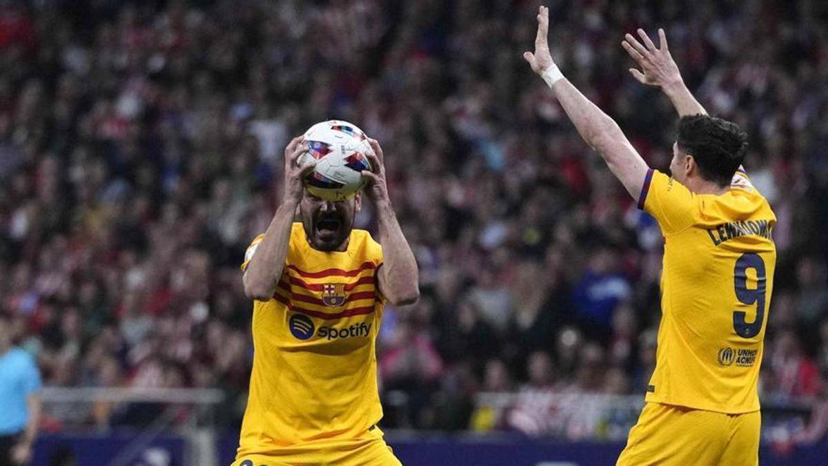 Gündogan se enfada tras una decisión arbitral de Sánchez Martínez durante el Atlético-Barça.