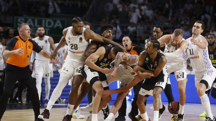 Una brutal tangana entre el Madrid y el Partizan obliga a los árbitros a pitar el final del partido antes de tiempo