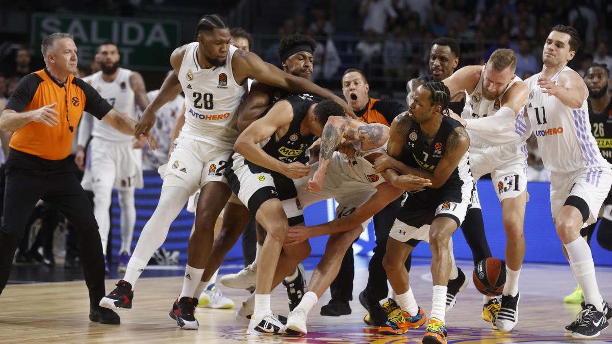 La pelea entre los jugadores del Real Madrid y el Partizán, en imágenes