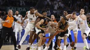 La pelea entre los jugadores del Real Madrid y el Partizán, en imágenes