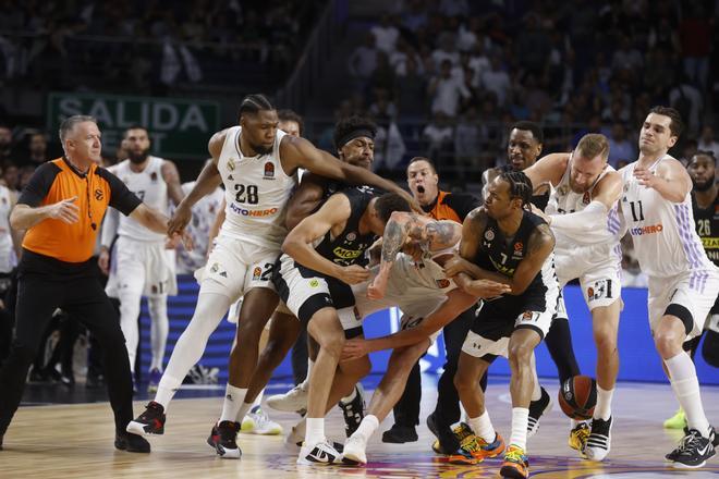 La pelea entre los jugadores del Real Madrid y el Partizán, en imágenes