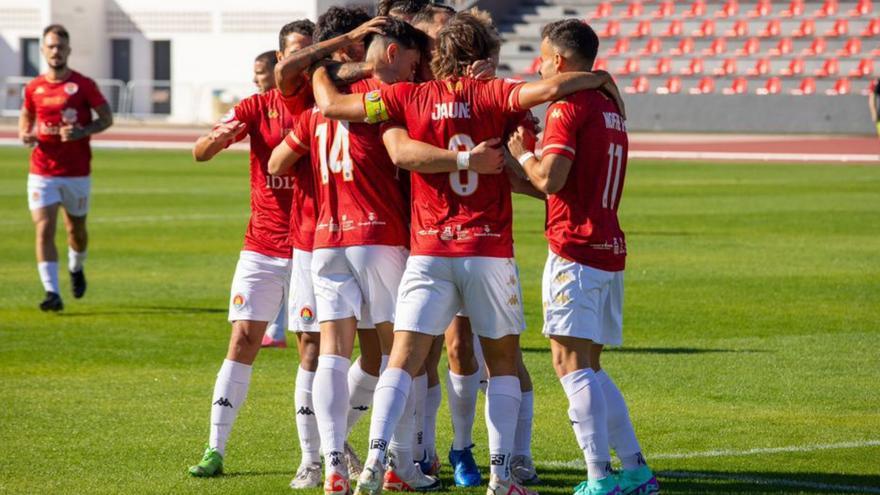 Los jugadores del CD Ibiza celebran uno de sus goles.