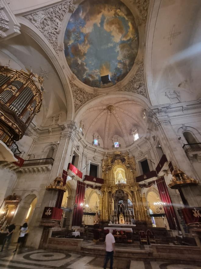 El desmontaje del cielo aún tendrá que esperar unos días, lo que muchos visitantes están aprovechando para fotografiar.