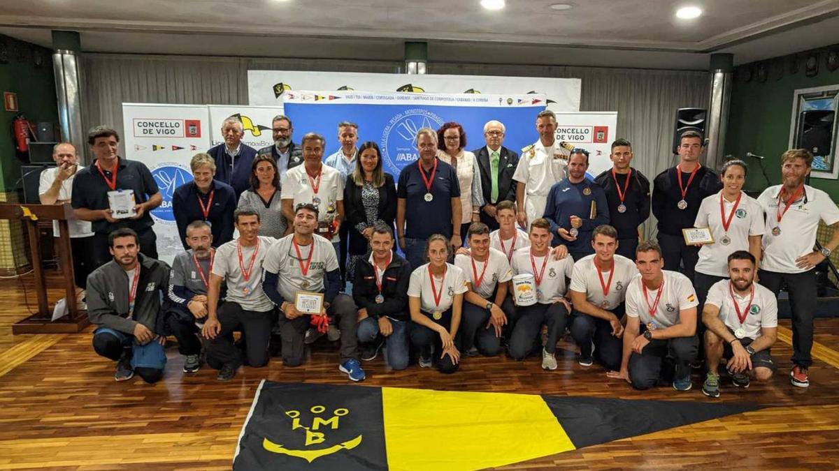 Foto de familia de autoridades, organizadores y premiados. |  // PEDRO SEOANE