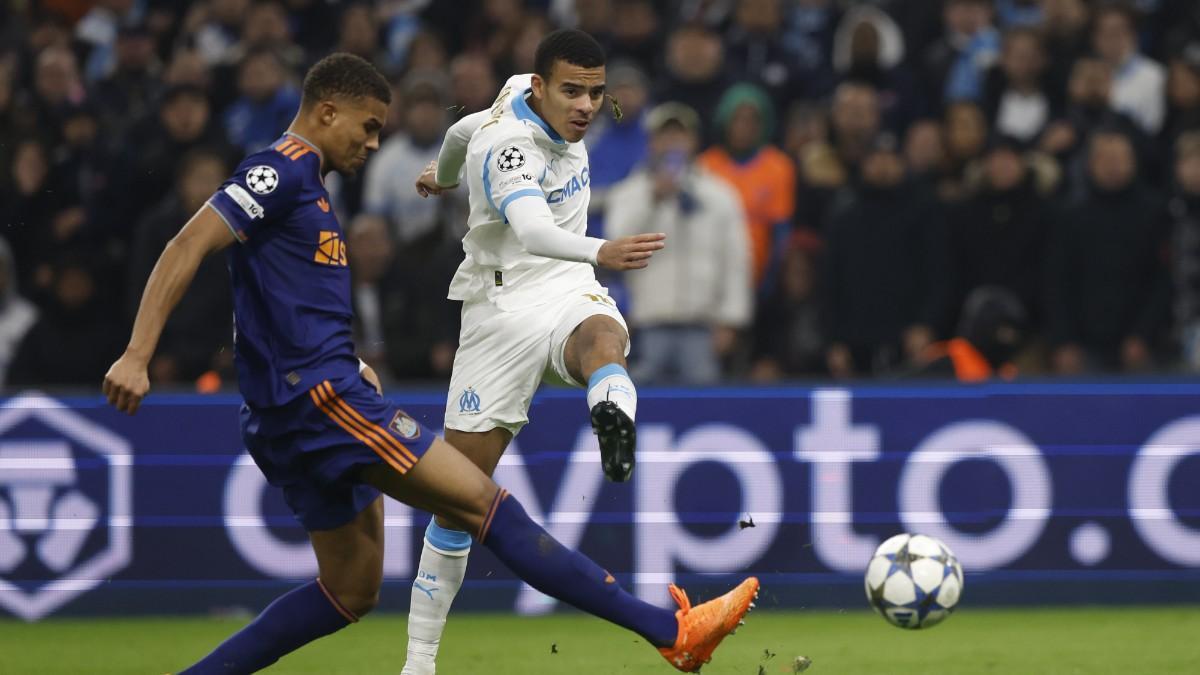 Marseille (France), 25/11/2025.- Mason Greenwood (R) of Olympique Marseille and Harvey Barnes of Newcastle in action during the UEFA Champions League league phase match between Olympique Marseille and Newcastle United, in Marseille, France, 25 November 2025. (Liga de Campeones, Francia, Marsella) EFE/EPA/GUILLAUME HORCAJUELO