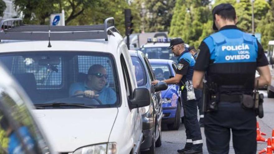 La policia local d&#039;Oviedo, durant un control.