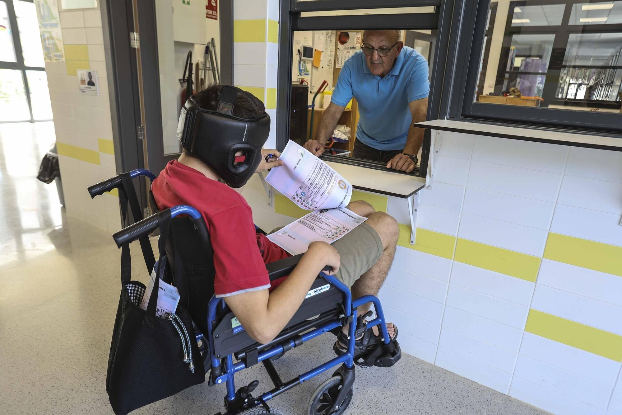 Personas con discapacidad intelectual validan la accesibilidad de los colegios electorales en Sant Joan