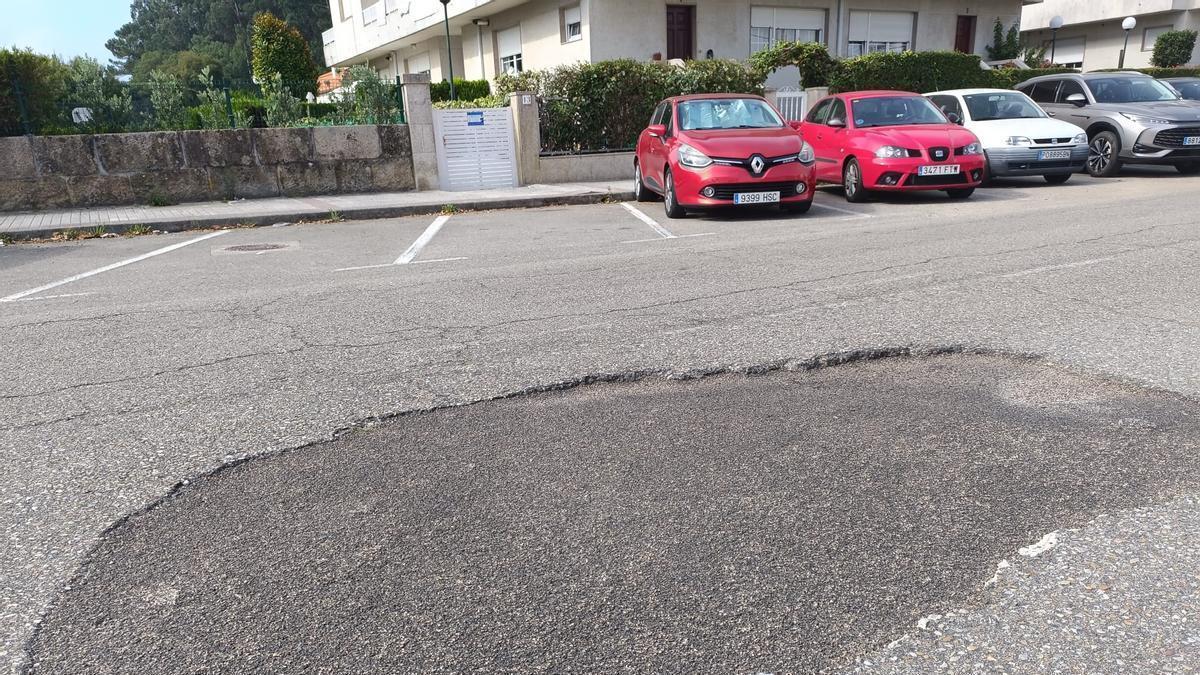 Uno de los baches, el mayor, que denuncian los vecinos de la Rúa Rans.
