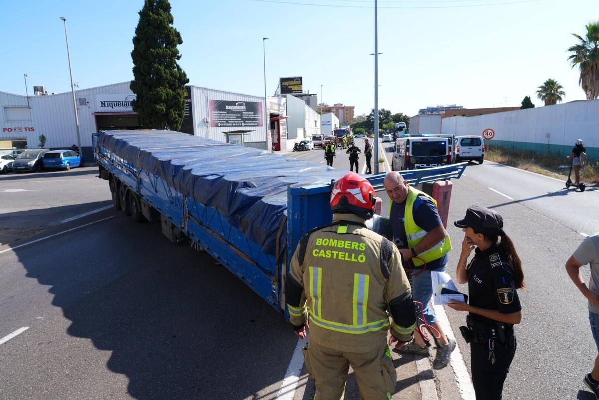 Castellón. accidente de tráfico en la avenida Valencia camión averiado.