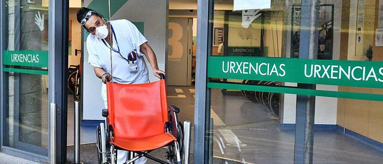 Una profesional sanitaria en la puerta de entrada de Urgencias del Hospital Montecelo.