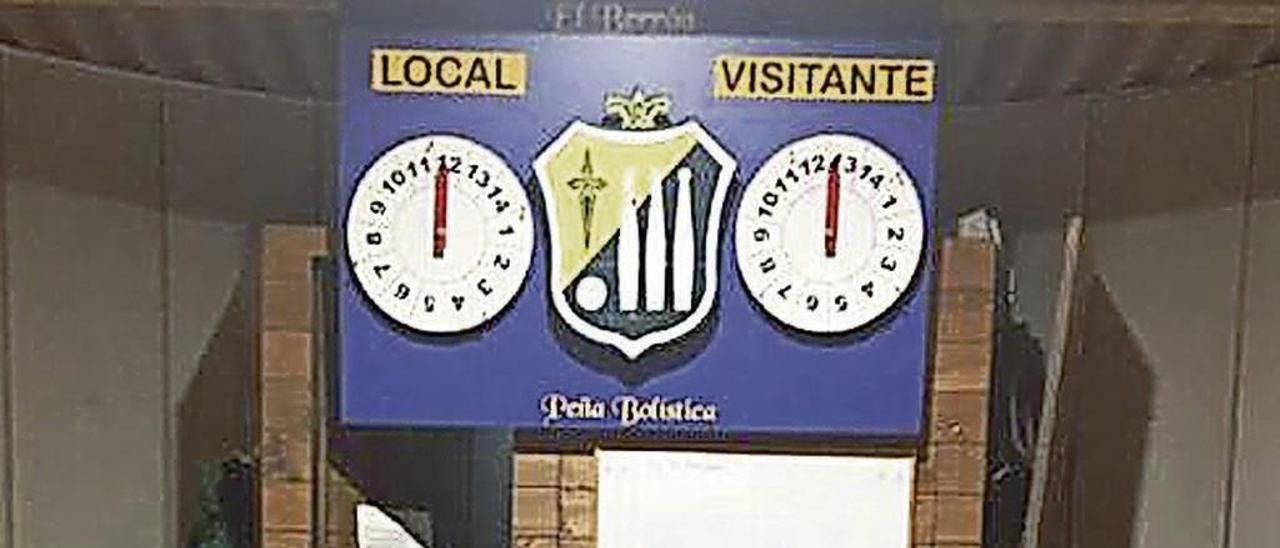 Los equipos del Grupo Covadonga y El Berrón, en una partida de la jornada inaugural de la Liga de este año.