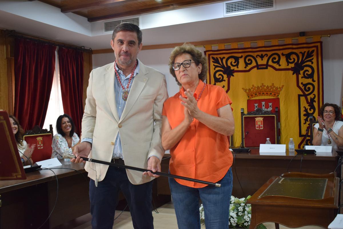 Ramón Hernández y Sierra Luque, tras la entrega del bastón de mando al nuevo alcalde de Almodóvar del Río.
