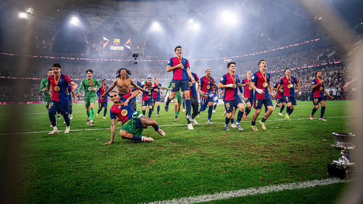 Los jugadores del Barça festejan la Supercopa de España en Yeda tras golear al Madrid (2-5).