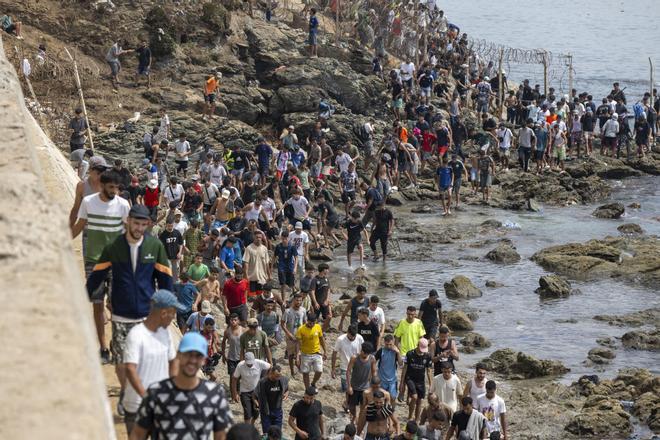 La entrada de migrantes en Ceuta llega a los tribunales: una jueza de la Audiencia Nacional pide un informe policial de Extranjería para decidir si es competente