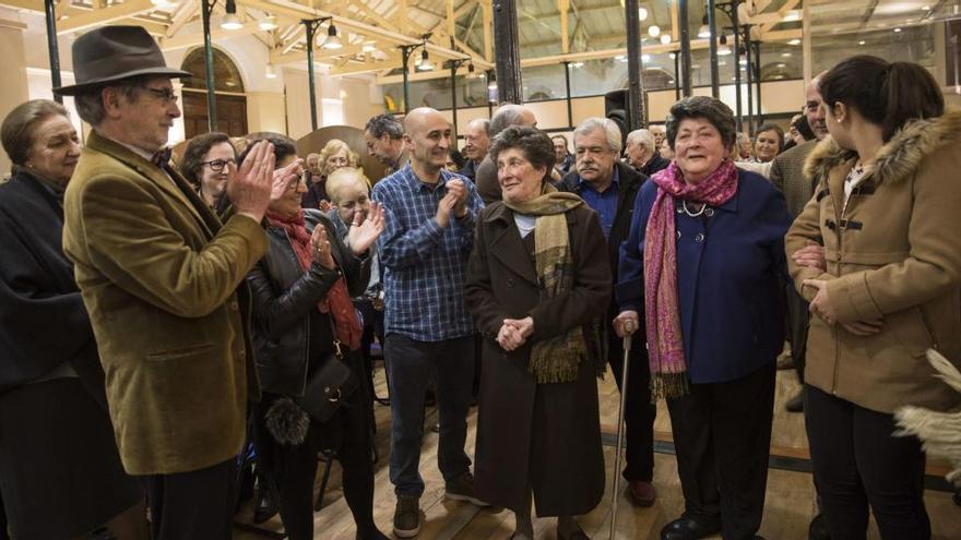 Fina (izquierda) y Elvia Clemente entrando a Trascorrales para recibir el homenaje.