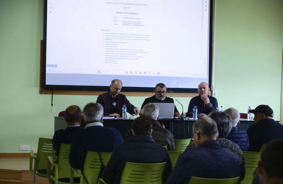 Un momento de la asamblea de ayer en Domaio. | G. NÚÑEZ