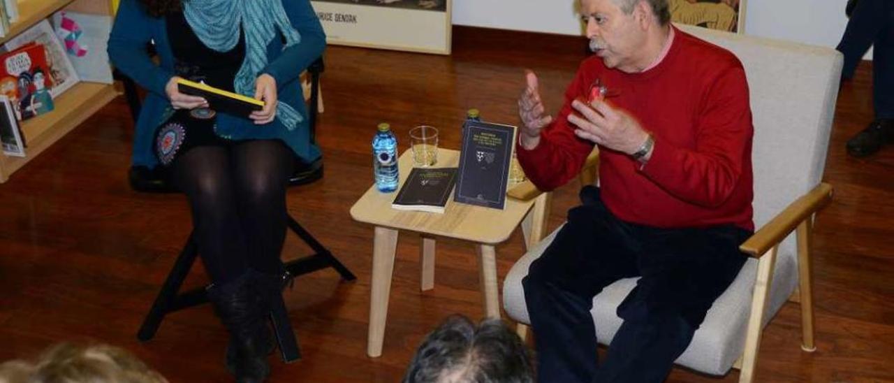 O autor presentou onte o libro en Cangas na libraría Wells, na Praza do Arco. // G.Núñez