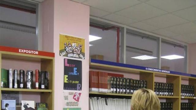 La directora del IES Los Valles, ayer, en la biblioteca del centro.