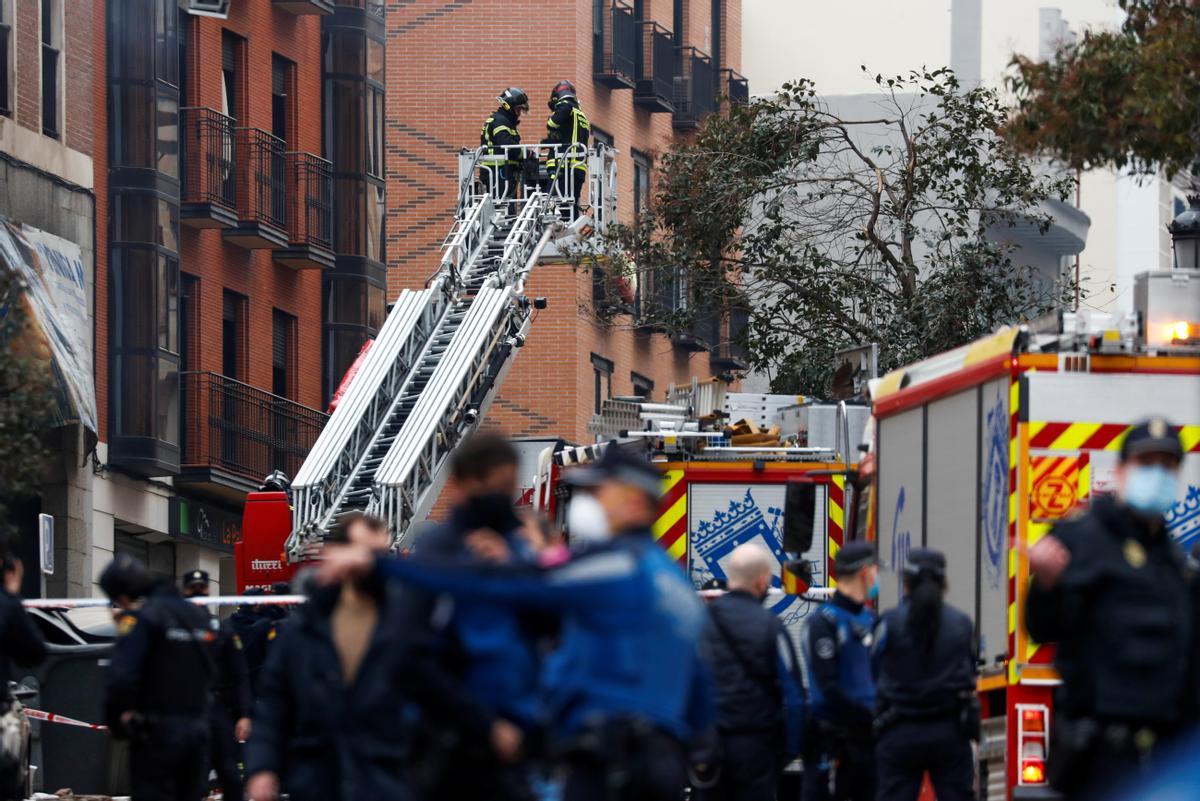 Los bomberos intentan acceder a las plantas superiores del edificio afectado