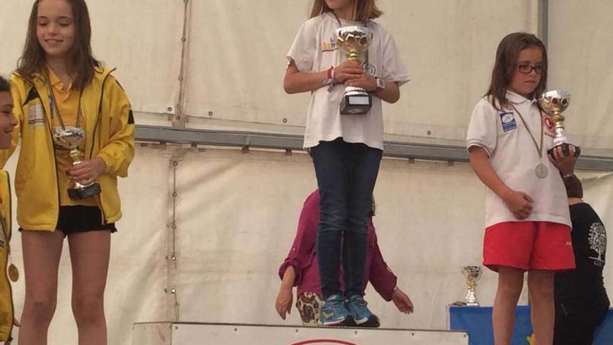 El podio benjamín femenino en la regata de Niembru; de izquierda a derecha, Alicia Riera, Celia Llera y Paula López.