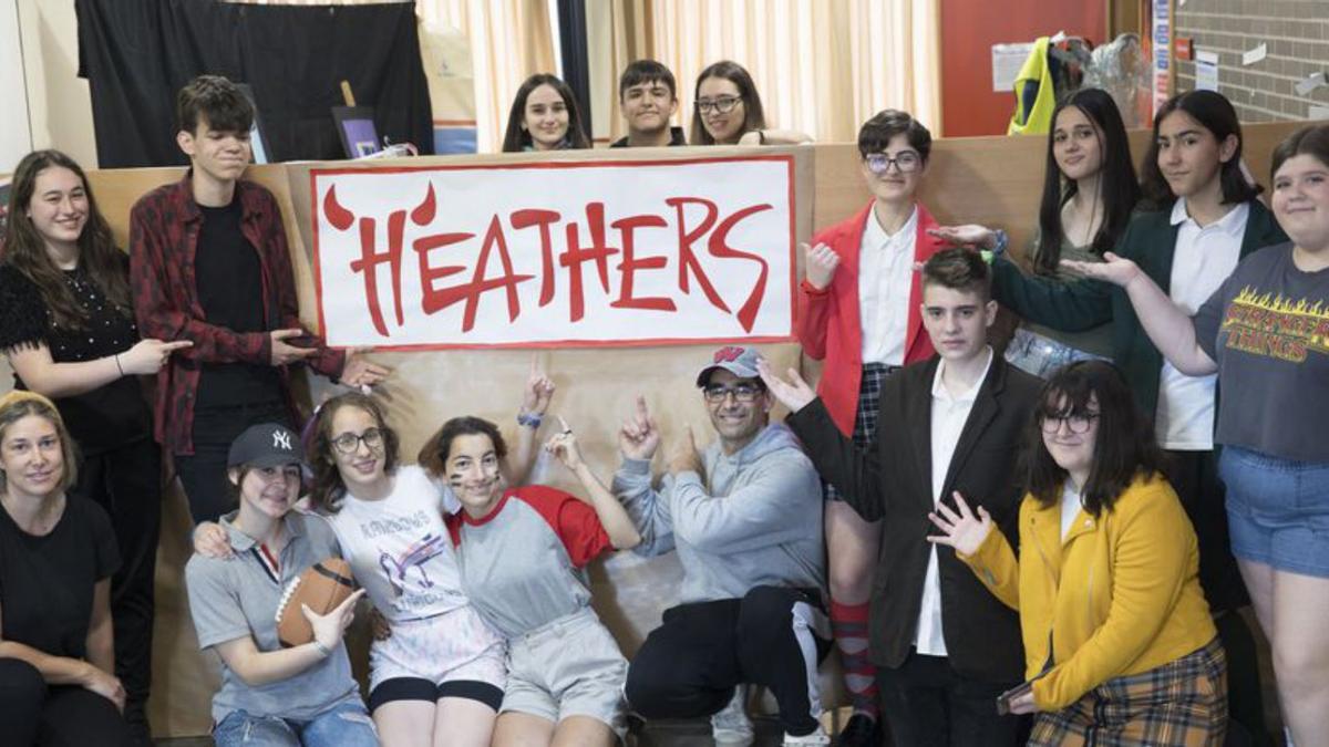 Parte del elenco de la obra «Heathers», formado por estudiantes, padres y profesores, antes de salir a escena. | Miki López