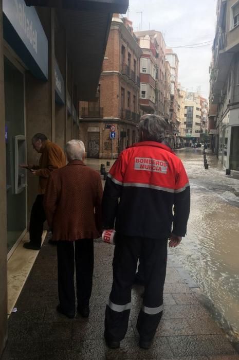 Revienta una tubería en el centro de Murcia