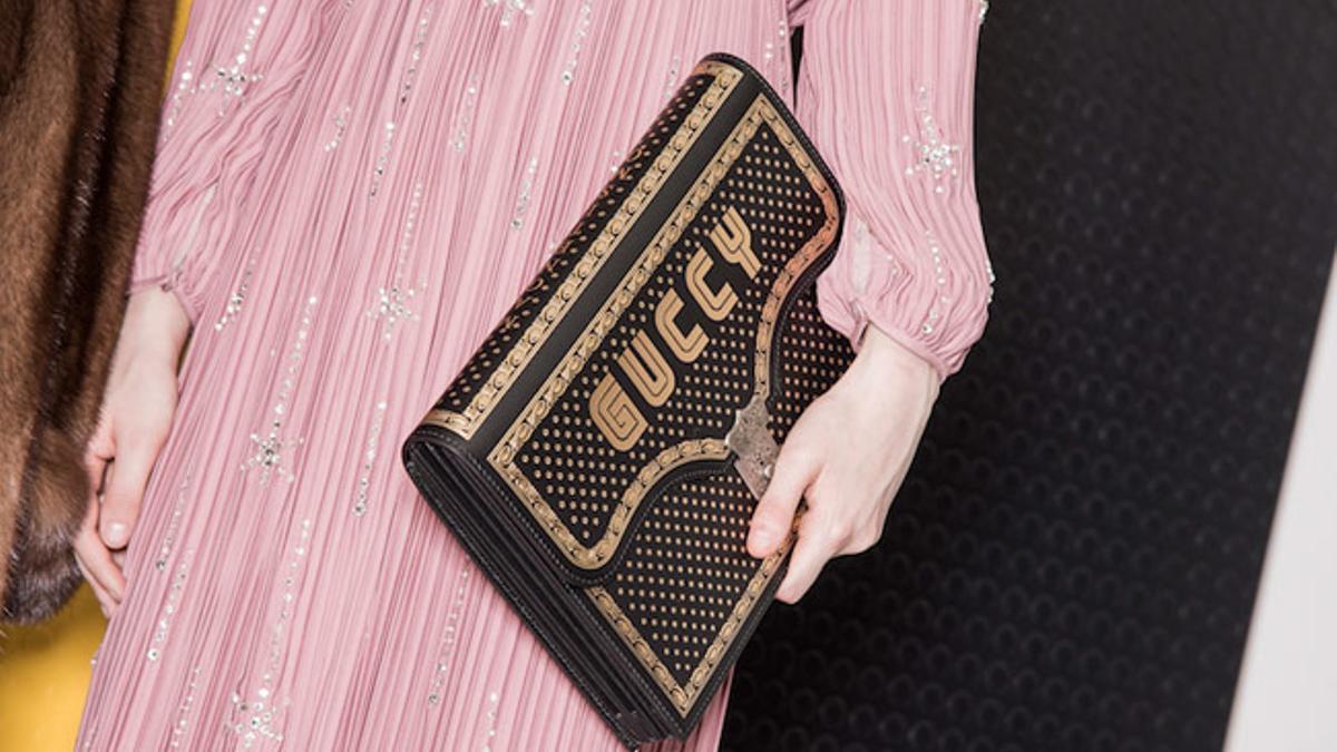 Vuelven los logos: bolso de Gucci en el 'backstage' SS18