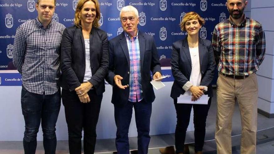 Gerard Cabré, María Troncoso, Manel Fernández, Sara García y Justo Olea, durante la presentación de ayer. // FDV