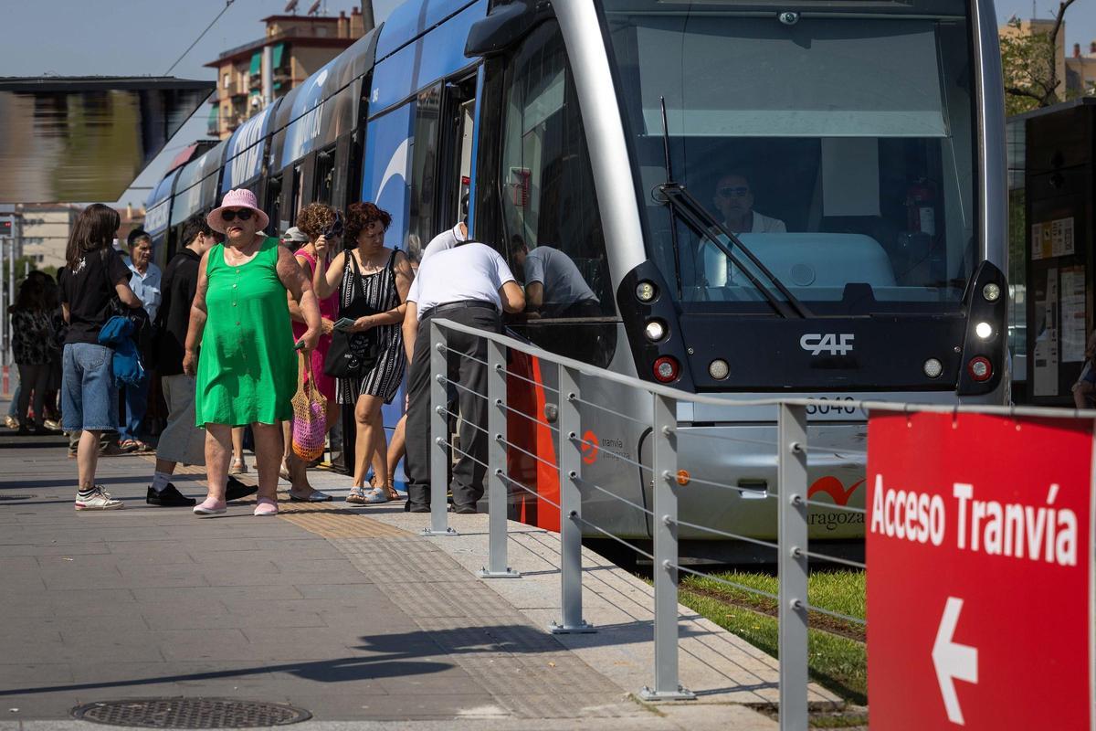 El tranvía mueve cada año a millones de zaragozanos.