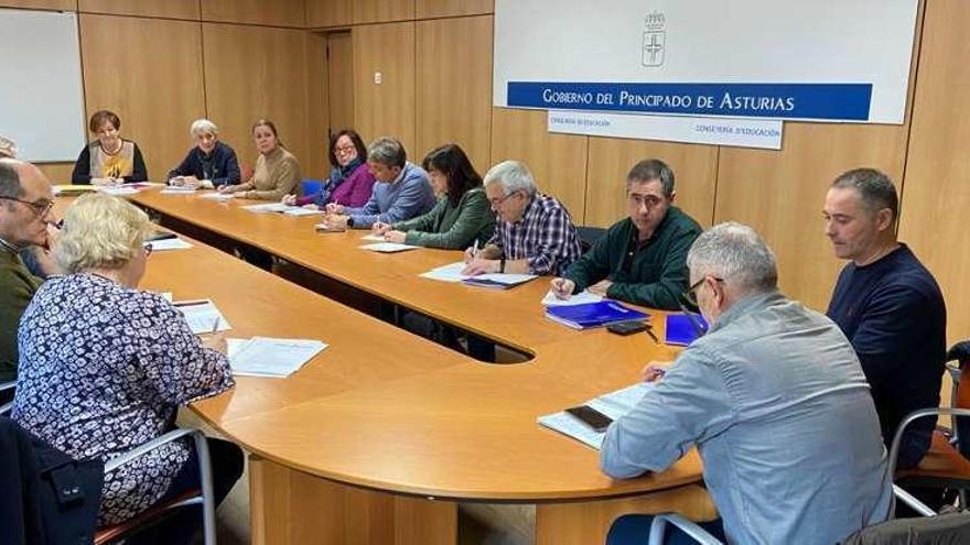 Representantes de organizaciones sindicales, ayer, reunidos con la directora general de Planificación e Infraestructuras Educativas, Ana Isabel López, y la consejera de Educación, Carmen Suárez, sentadas al fondo.