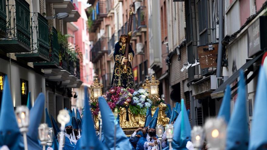 Vuelven las procesiones a Murcia: el Amparo ya tiñe de azul las calles