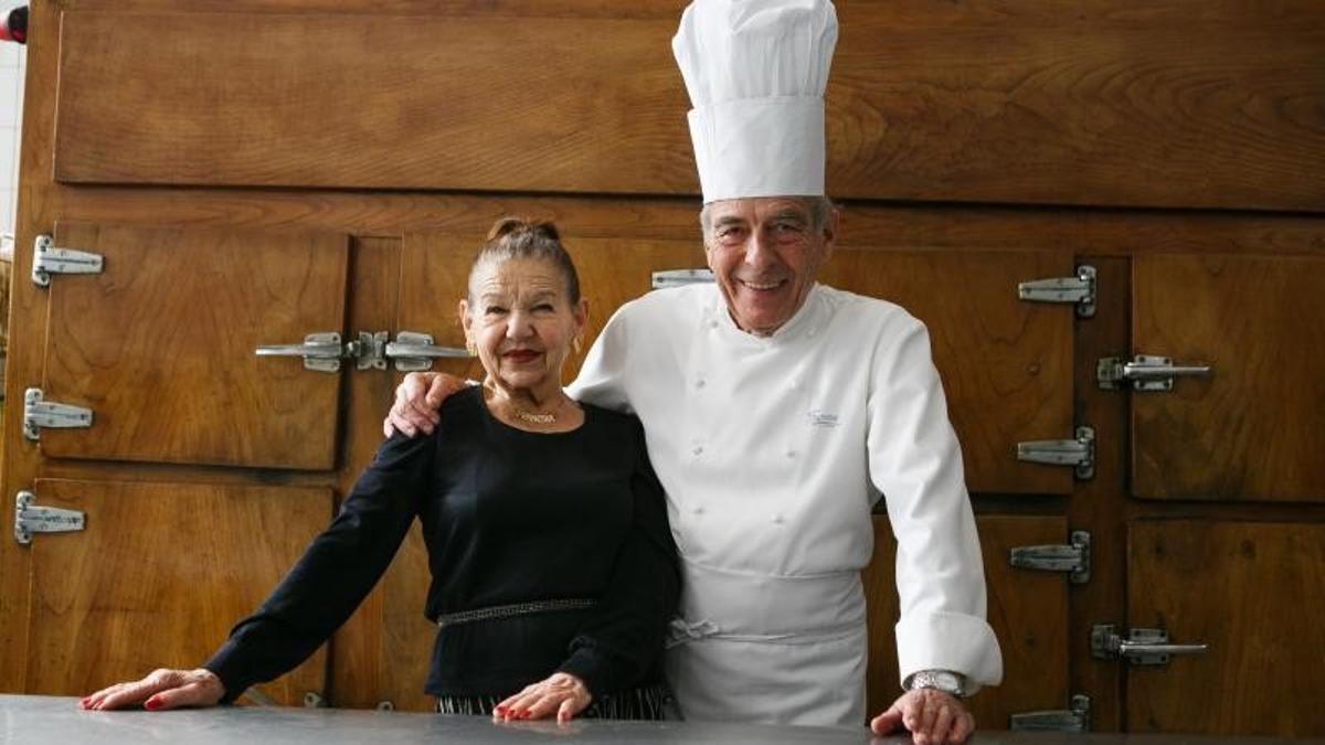 Francina Suriñach, de 81 años, y Francesc Fortí, de 75, las dos almas del restaurante El Racó d'en Binu.