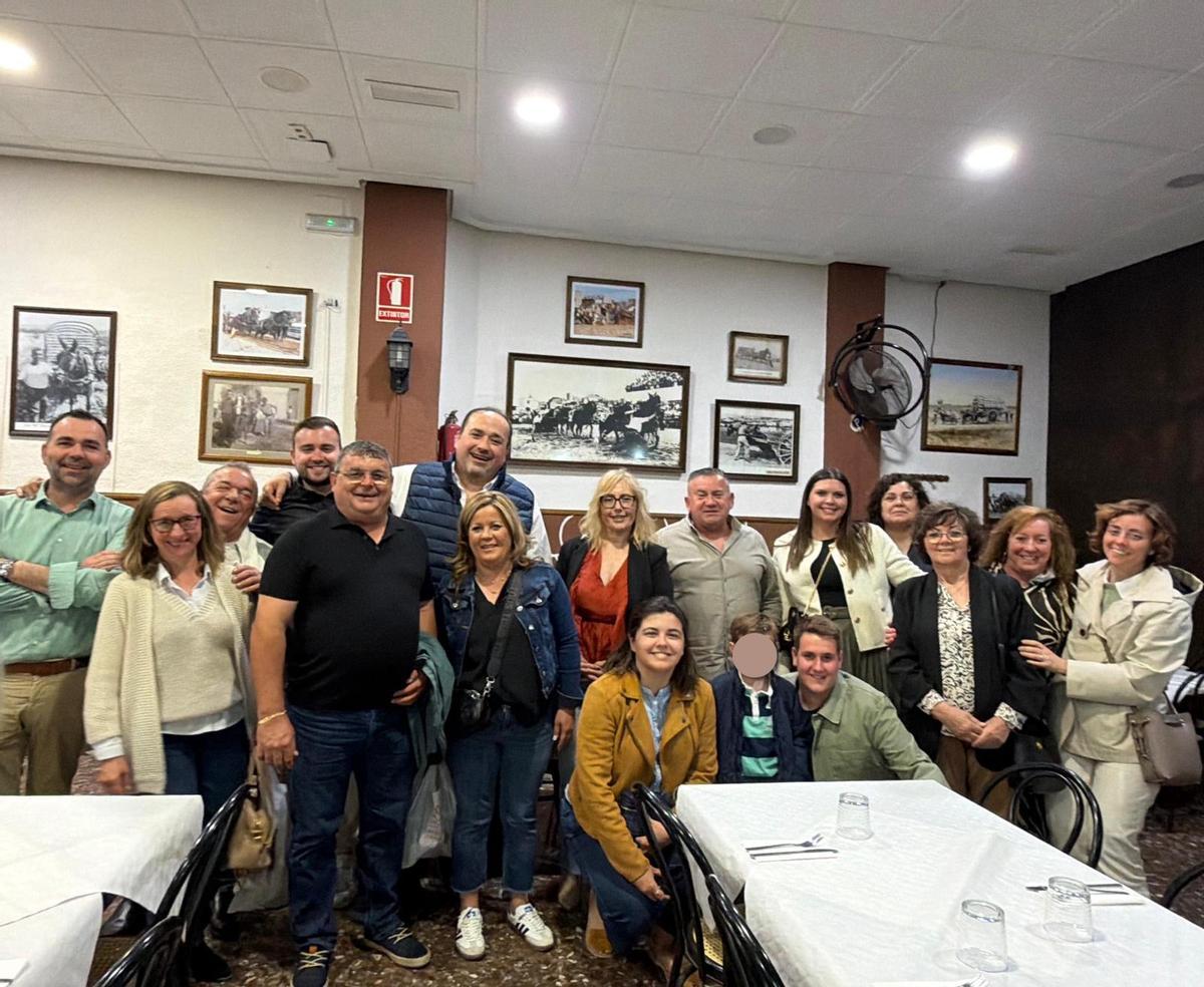 Los participantes en la reunión para empezar a impulsar un nuevo proyecto político en Alzira.