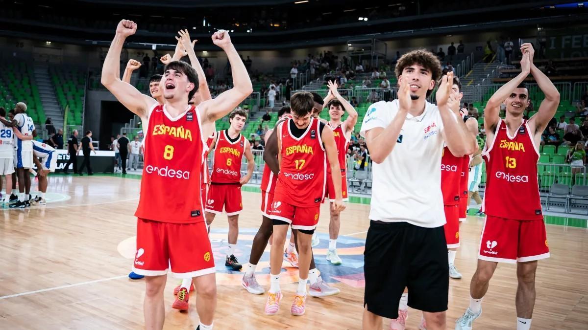 Los jugadores españoles celebran el triunfo en el partido por el bronce, con Jorge Arias primero por la derecha.
