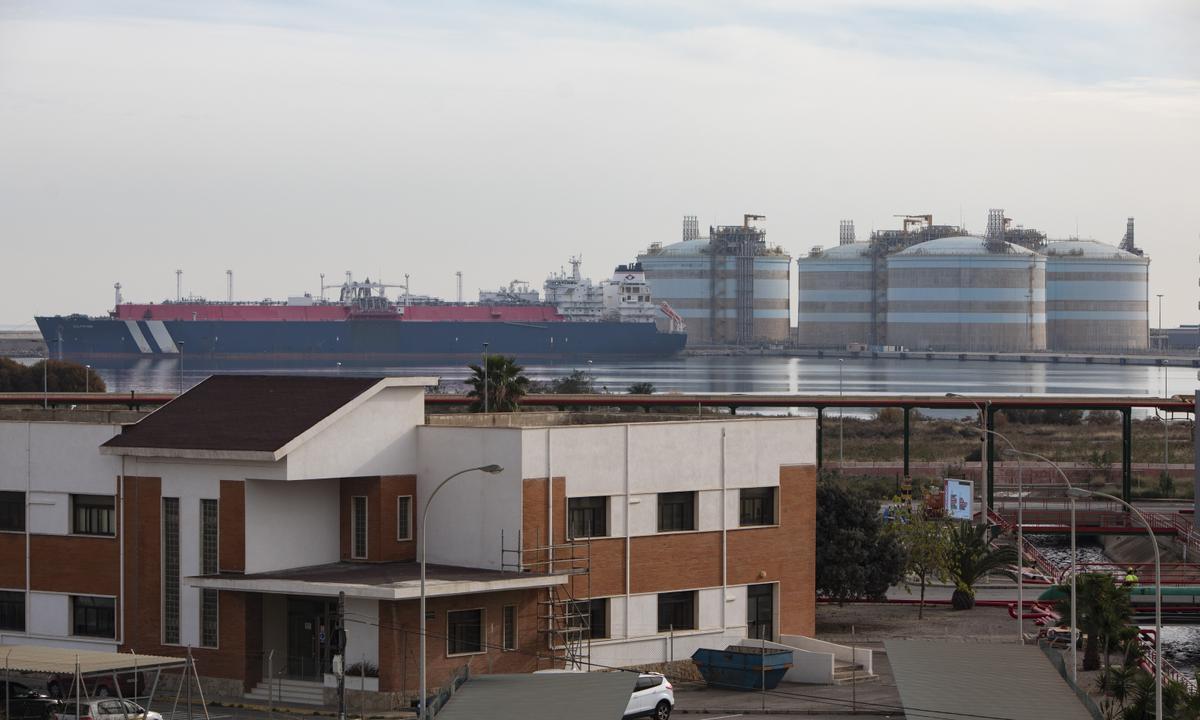 Barco gasero en el puerto comercial de Sagunt.