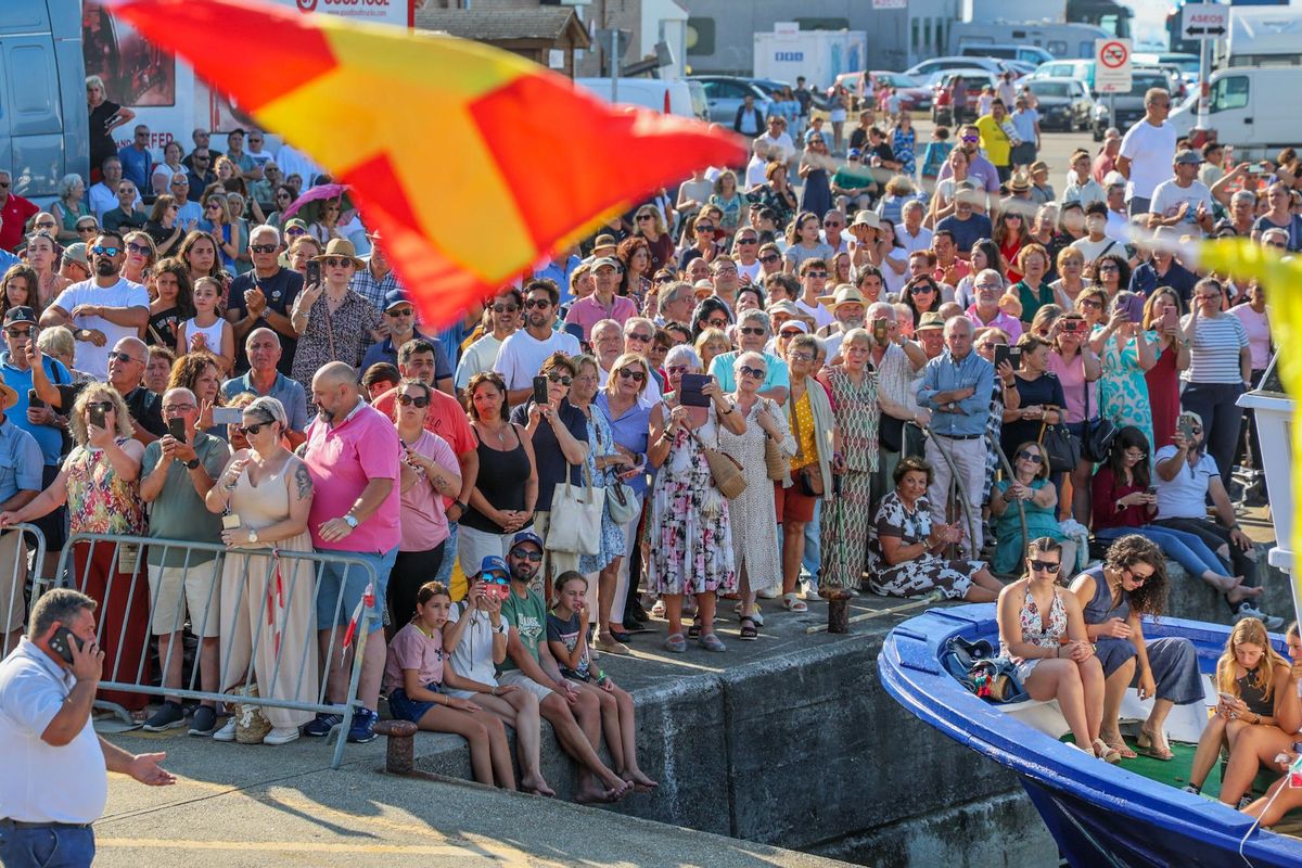 Cientos de personas vieron salir los barcos desde el muelle de O Grove.