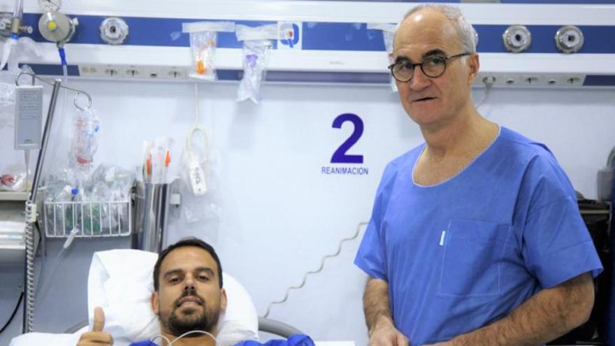 Matilla y el doctor Ripoll después de la operación