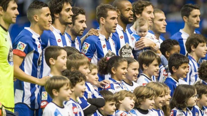 Los futbolistas del Deportivo posan junto a los niños en los prolegómenos del partido contra el Valencia.