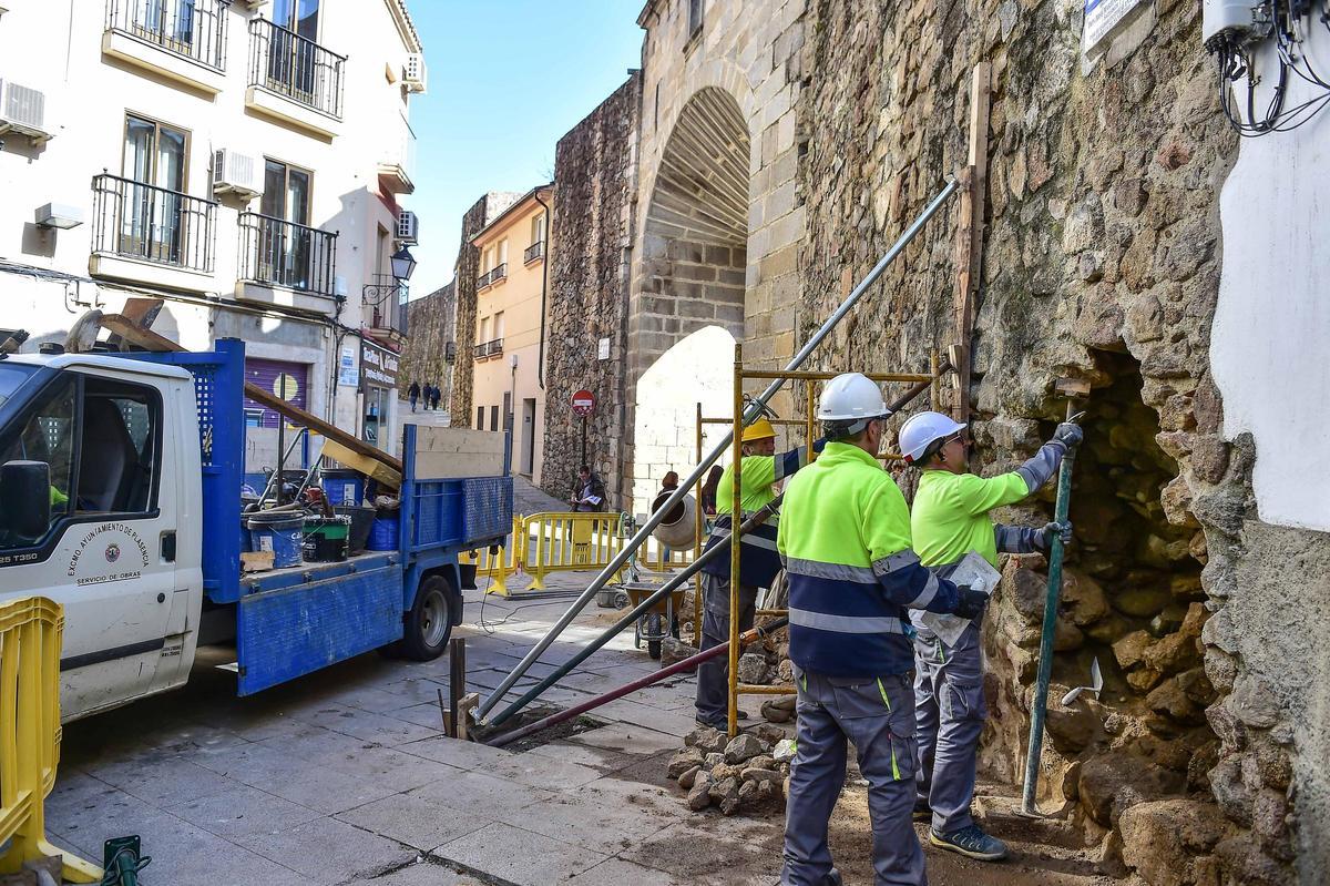Operarios, en la muralla de la puerta del Sol de Plasencia tras el derrumbe.