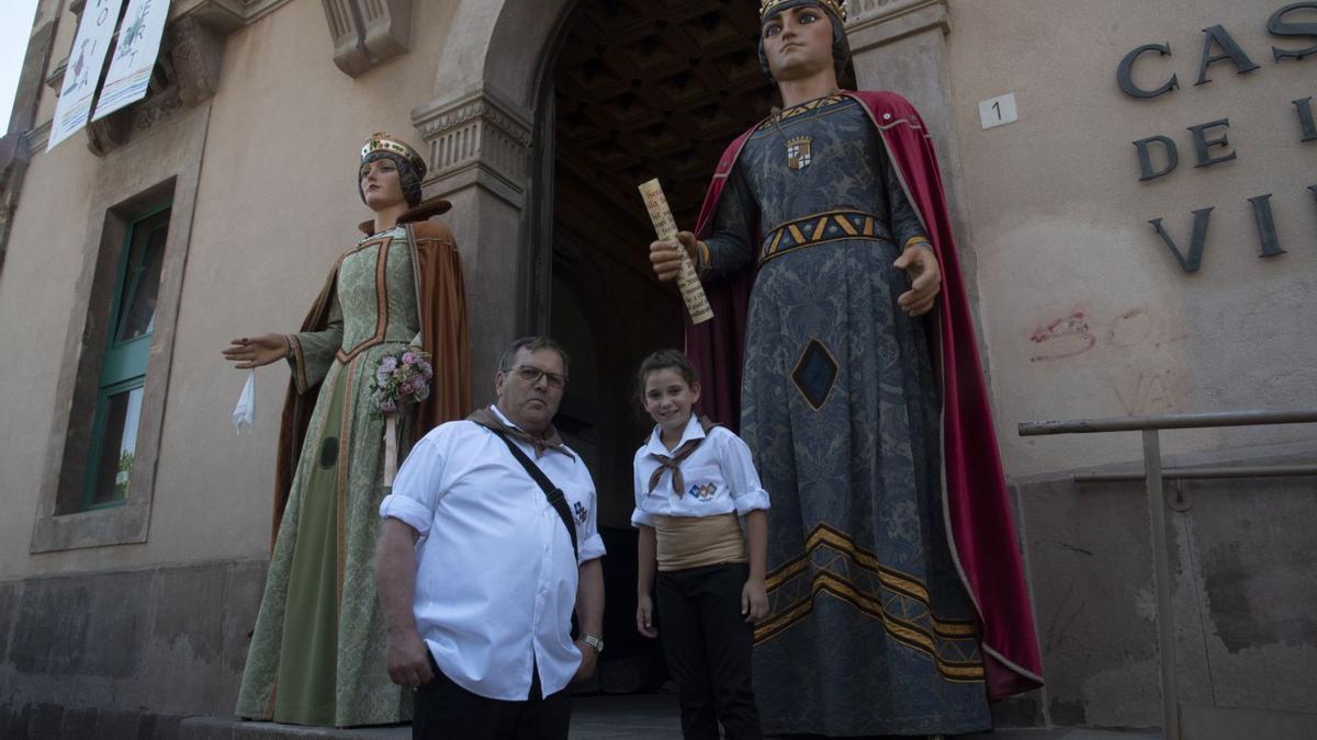 Jaume Canadell, un dels fundadors dels geganters de Moià ara fa 40 anys, amb Sara Arisa, d’11 anys i també de la colla  | ALEX GUERRERO