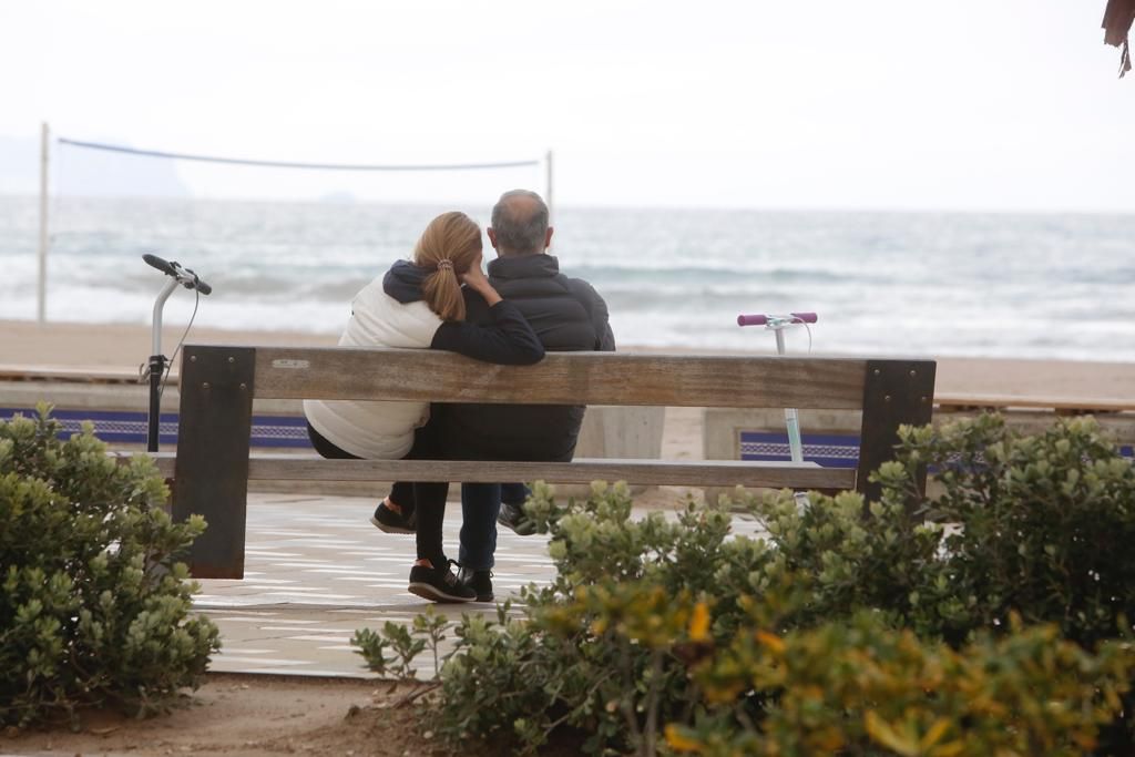 Ambiente del día del padre en la playa de San Juan y en el Postiguet